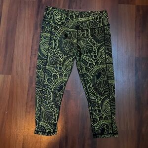 CVG Yellow & Black Capri Leggings